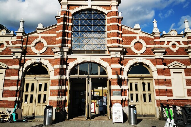 Tip-based Tour of Helsinki - RED UMBRELLA - 2025 - Starting Point at Senate Square
