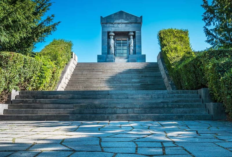 Tito Museum and Avala mountain with retro car - Discover Belgrade in a Vintage Car with a Guide