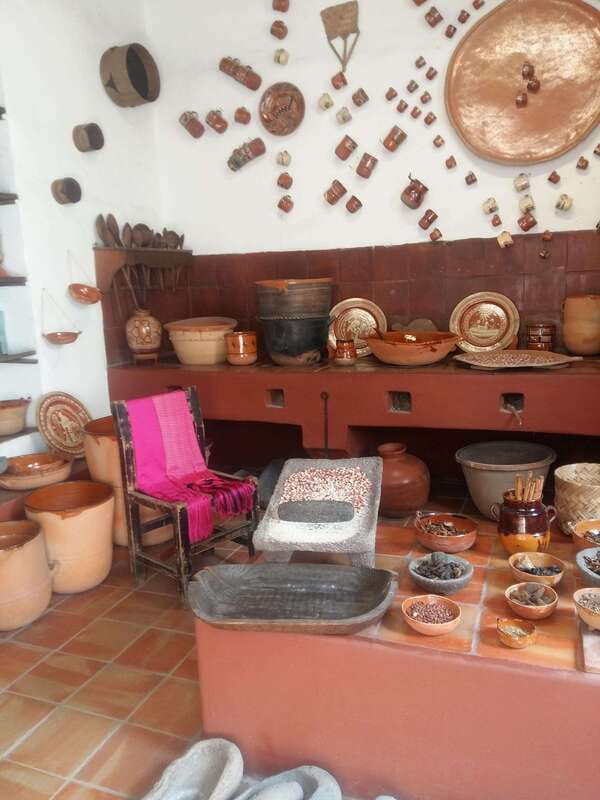 Tlaquepaque Magic Town: Artisans, Traditions, Architecture - Colorful Galleries, Artisan Stores, and Local Shopping