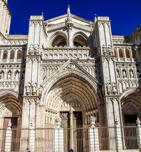 Toledo Cathedral Guided Tour in Spanish - Admire the Elaborate Facade and Iconic Portals
