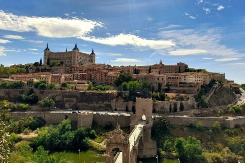 Toledo: Private Walking Tour with a Local Guide - Marveling at the Gothic Grandeur of the Catedral Primada