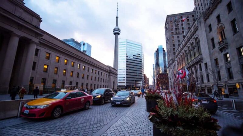 Toronto: City Highlights Express Tour - Yorkville: Luxe Shopping and Celebrity Spotting