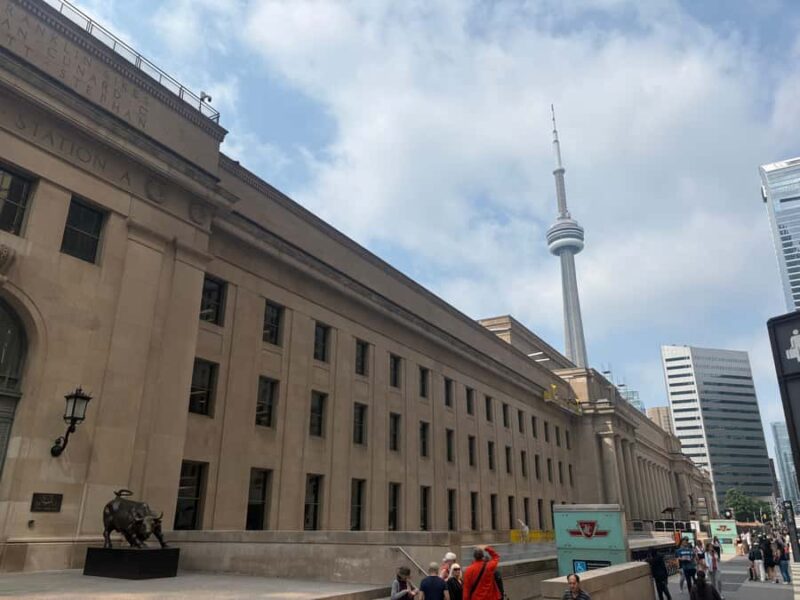 Toronto: Great White North Food Tour - Sampling the Famous Peameal on a Bun at St. Lawrence Market