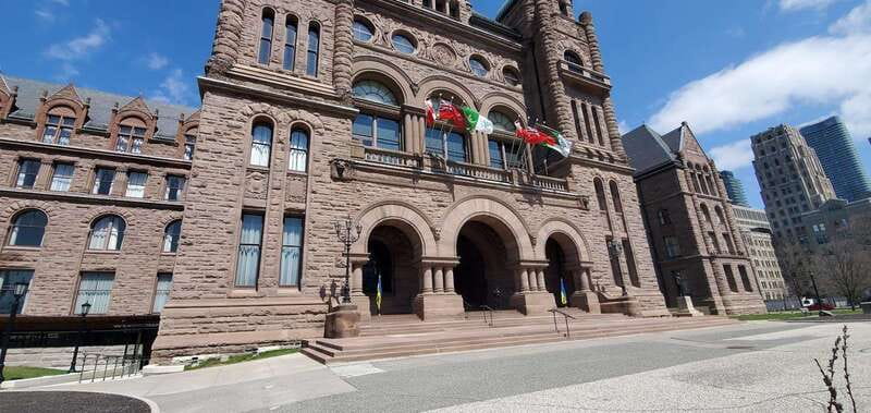 Toronto: Highlights Drive and Walking Tour - Admiring Toronto’s Architectural Icons: University of Toronto & Casa Loma