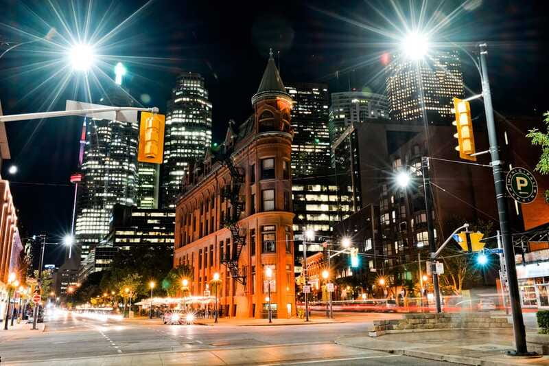 Toronto: Small Group Night Tour with Harbour Boat Cruise - The Guides Role in Making the Night Special