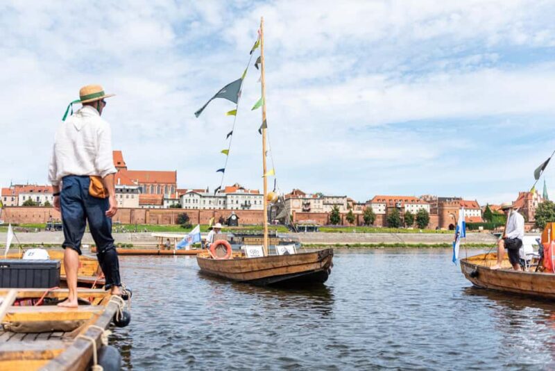 Toru: Scenic Cruise on a Traditional Vistula Wooden Boat - The Traditional Wooden Boat Experience