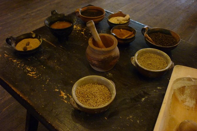 Torun Living Museum of Gingerbread and Old Town Private Walking Tour - Key Points