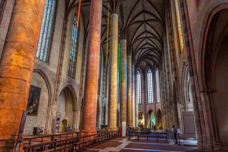 Toulouse and its monuments - guided walking tour in Spanish - Discovering the Jacobins Convent and Its Gothic Architecture