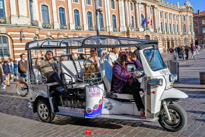 Toulouse: Electric Tuk-Tuk Tour with Photo Stops and Audio - The Guide and Audio Experience