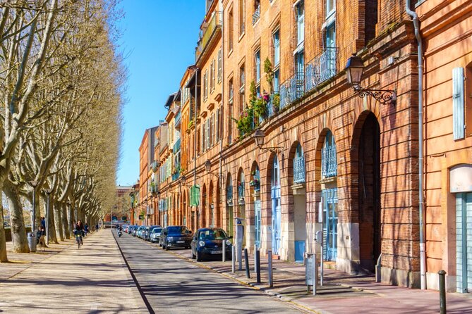Toulouse Old Town Treasure Exploration Game and Tour - Starting Point at Place Saint-Étienne in Toulouse
