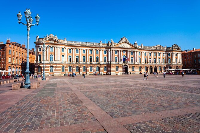 Toulouse Old Town Treasure Exploration Game and Tour - Learning the Story of Hôtel dAssézat