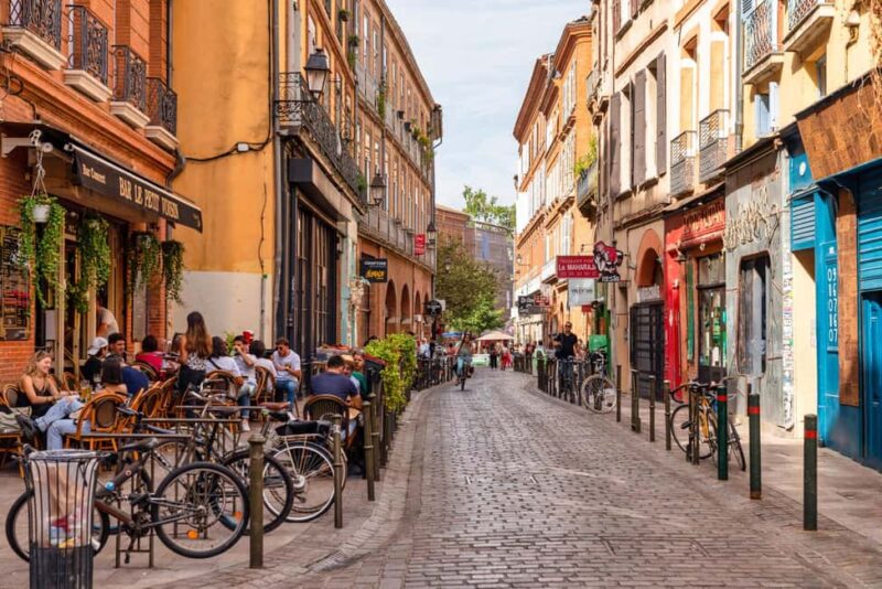 Toulouse Treasures: A Journey Through Time and Beauty - Exploring the Bustling Rue Saint-Rome