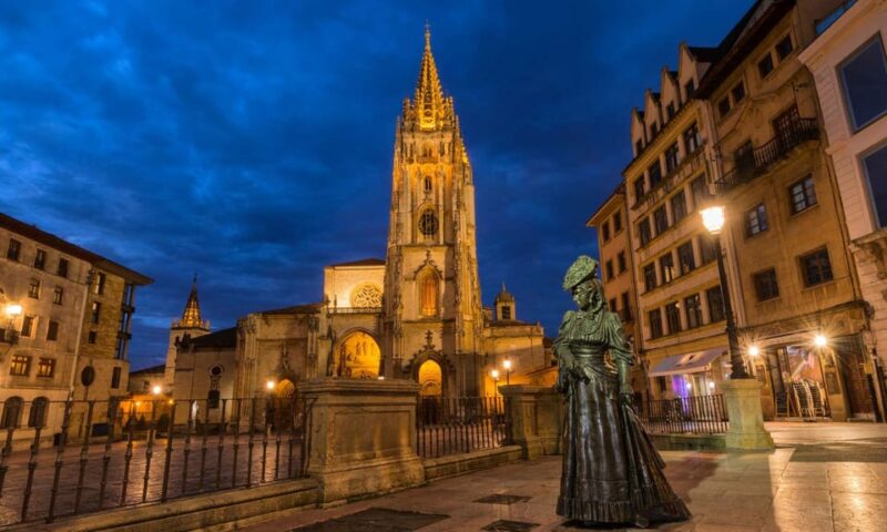 Tour de los misterios y leyendas de Oviedo - Discover the Secrets of Oviedo on a Nighttime Legend Tour