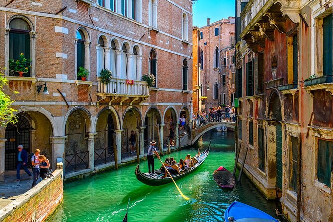 Tour Enchanting Venice Majestic City Walk and Gondola Ride - The Shared Gondola Ride: A Classic Venetian Experience
