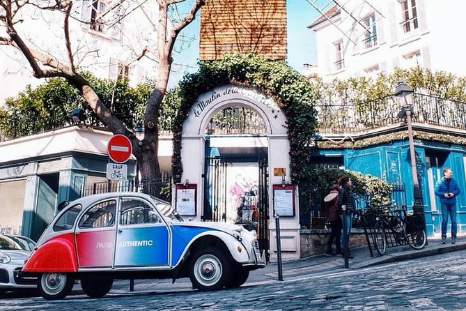 Tour in a vintage car with a Parisian - The Experience in the Classic Tricolor Citroën 2CV
