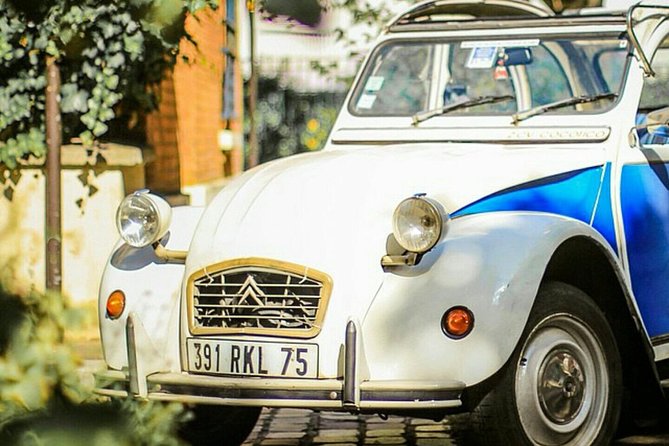 Tour in a vintage car with a Parisian - Customization and Flexibility for a Personal Touch