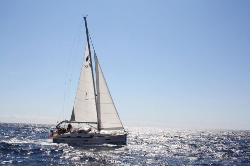 Tour in Barca a Vela - The Vessel: Comfortable and Well-Equipped