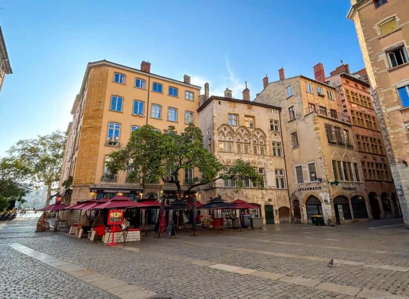 Tour of Old Lyon in Bellecour with a guide - Accessibility and Practical Details