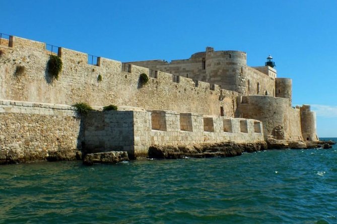 Tour of the island of Ortigia and exploration of sea caves with baths. - Key Points
