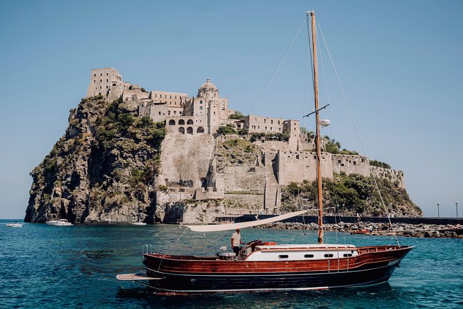 Tour of the island of Procida in a schooner - How the Procida Schooner Tour Showcases the Islands Natural Beauty