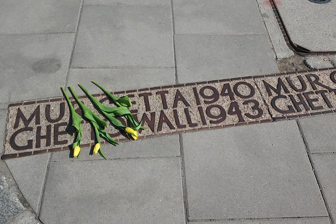 Tour of the Warsaw Ghetto - Willy Brandt Memorial at Mila 18