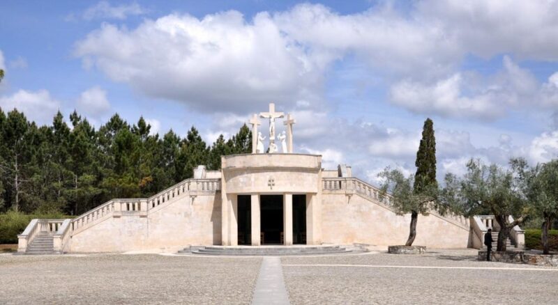 Tour Privado a Fatima, Obidos, Batalha e Nazaré - Nazaré: From Fishing Village to Surfing Legend