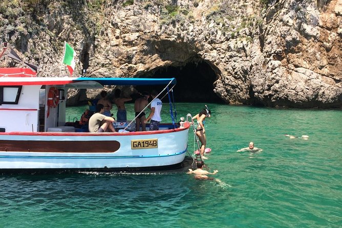 Tour "Riviera di Ulisse"(Parco Monte Orlando-Montagna Spaccata Gaeta) - Admiring Gaeta from the Water