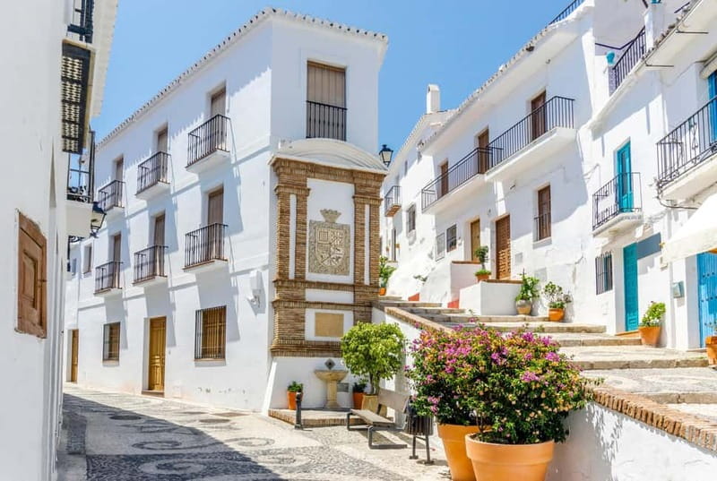 Tour to Nerja's Caves, Nerja city and Frigiliana - Visiting Frigiliana: The Charm of a White Village