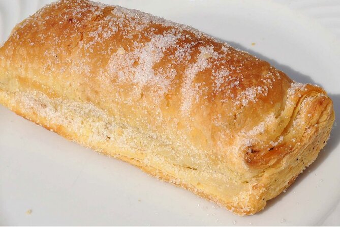 Tour to Pena Palace, Sintra, Regaleira, Guincho and Cascais - Admire the Sintra National Palace