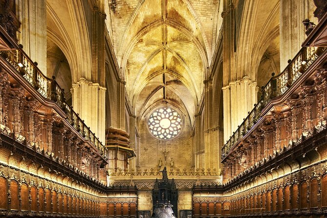 Tour to the Cathedral and the Giralda with Admission Included in Seville - Inside the Cathedral of Seville: A Treasure of Gothic and Renaissance Architecture