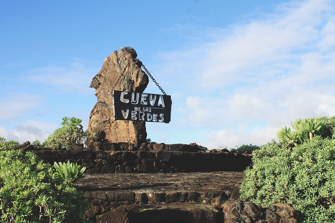 Tour to Timanfaya, Jameos del Agua, Cueva de los Verdes and viewpoint from the cliff - Panoramic Views from Mirador de Guinate