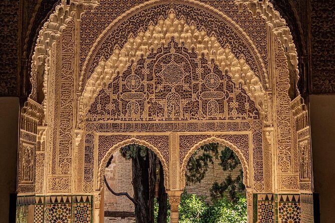 Tours Alhambra Tickets with Tour Guide - The Expert Guide: Knowledge, Languages, and Personalized Attention