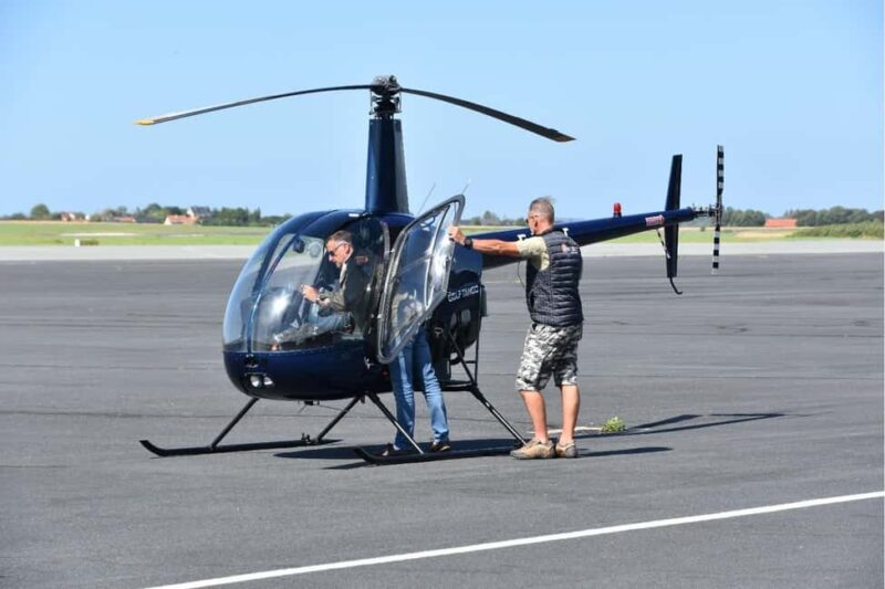 Toussus le Noble: 30 minutes Helicopter Flying Lesson - Discover the Thrill of a Helicopter Flying Lesson in Toussus le Noble