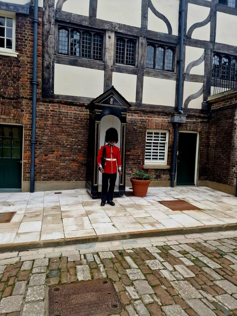 Tower of London Crown Jewels and English Royal History Tour - Watching the Beefeaters in Action