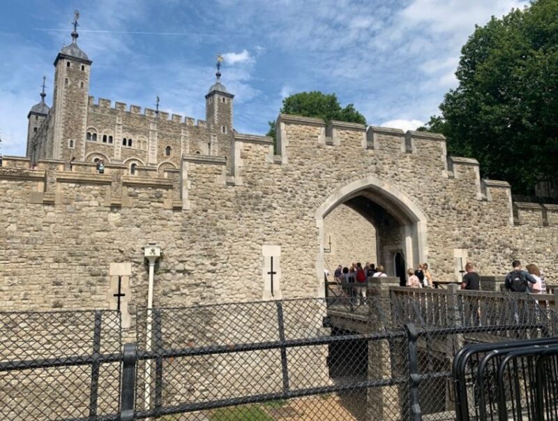 Tower of London: Early Access with Crown Jewels & Beefeaters - The Role of the Guided Tour in Enhancing the Experience