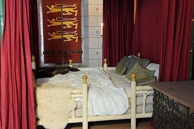 Tower of London: Guided Tour with Thames River Cruise - The Sparkling Crown Jewels Experience