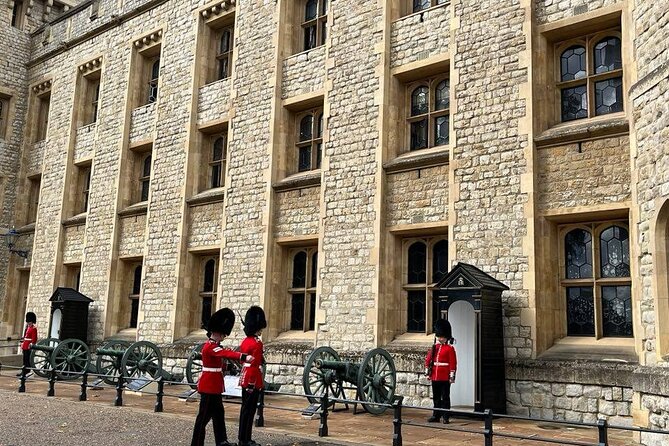 Tower of London Private Tour for Families and Friends - Walking the Fortress Walls for Panoramic Views