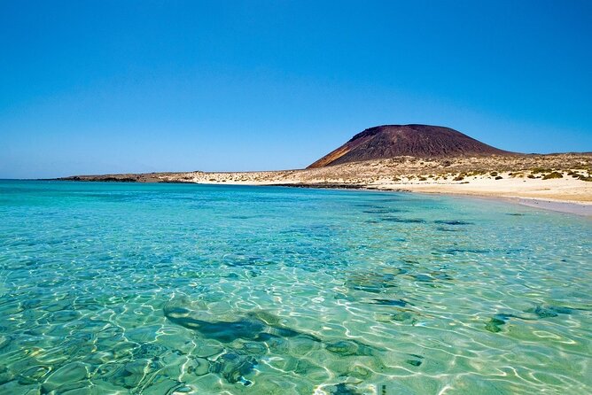 Traditional Canarian street market and marine reserve of La Graciosa - The Guide and Overall Pacing