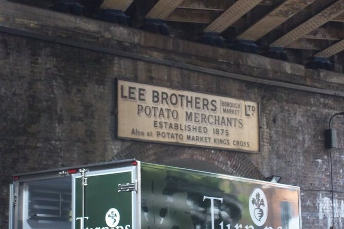 Traditional English Walking Food Tour With London Food Tours - Enjoying Beverages: From Bubbles to Brew