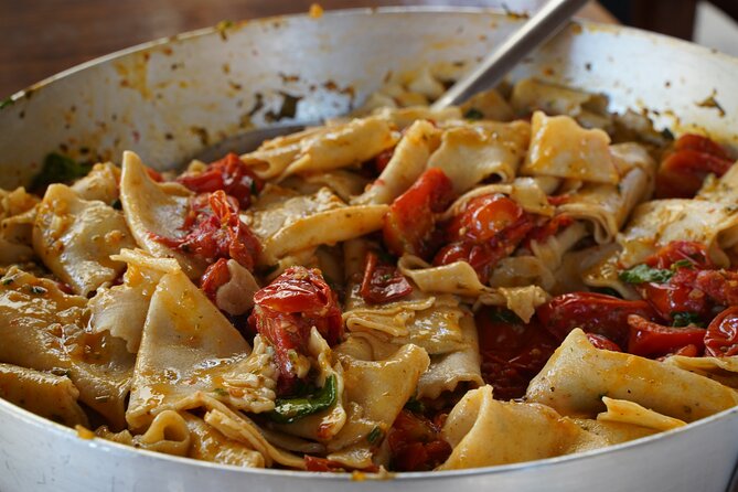 Traditional Farmhouse Cooking Experience in Lucca with Lunch or Dinner - Creating a Sauce with Homegrown Tomatoes