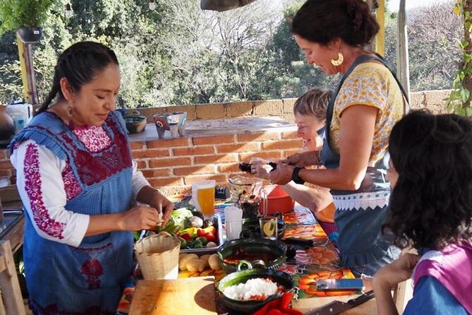 Traditional Oaxaqueña Cooking with Grandma's Recipes - Hands-On Preparation of Salsas, Appetizers, and Main Dishes