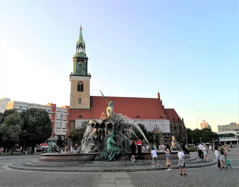 Tranfer with small or Bigger introduction Tour Berlin - Discovering Berlin’s Neighborhoods and Local Life