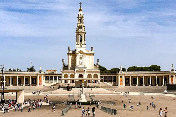 Transfer from Lisbon - Porto (Stopping in Óbidos, Nazaré and Aveiro) - The Logistics of the Tour: From Pickup to Drop-off