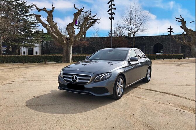 Transfer Porto Centro to Airport (OPO) - Seamless Porto Airport Transfer in Comfortable Vehicles for Up to Three People