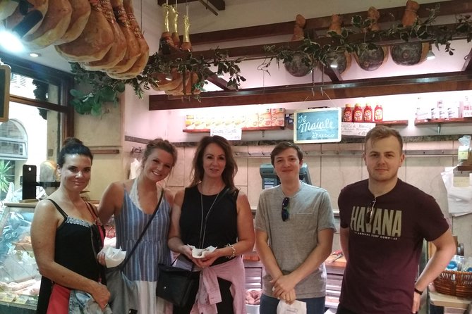 Trastevere District Street Food and Sightseeing Walking Tour - Guide and Group Dynamics