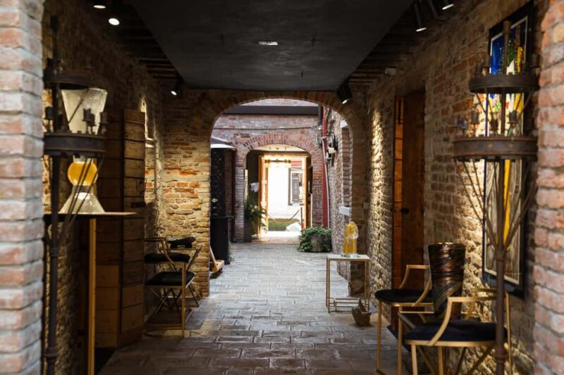 travel through time in Murano with a historic Venetian boat - Meeting Point and Logistics for a Smooth Start