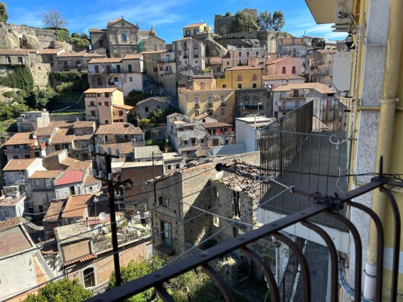 Trekking del Borgo in the village - Exploring the Castle and Jewish Quarter
