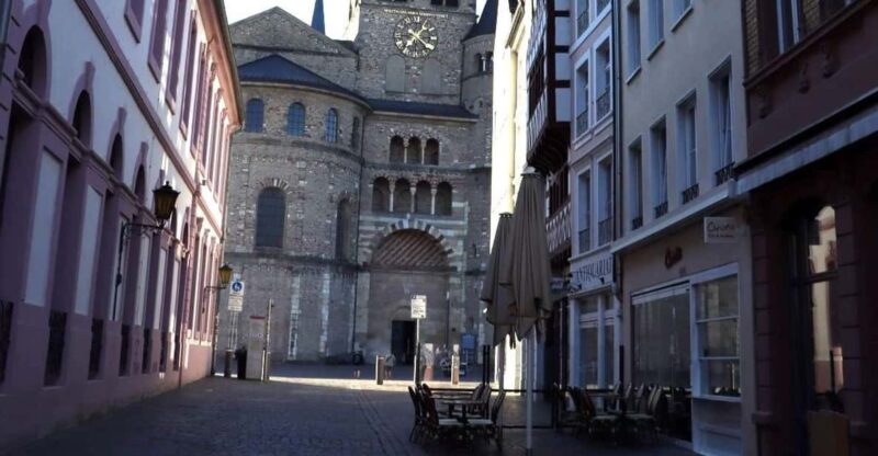 Trier: Early morning tour without the hustle and bustle and with less noise - Visiting the Dreikönigenhaus: A Photo Stop with Historical Charm
