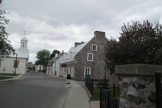 Trois-Rivières Self-Guided Walking Tour and Scavenger Hunt - The Historic Old Post Office and Fire Monument