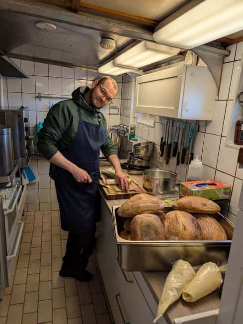 Tromsø: Classic arctic fjord cruise with lite lunch - Learn about Arctic Navigation and Polar Lifestyle